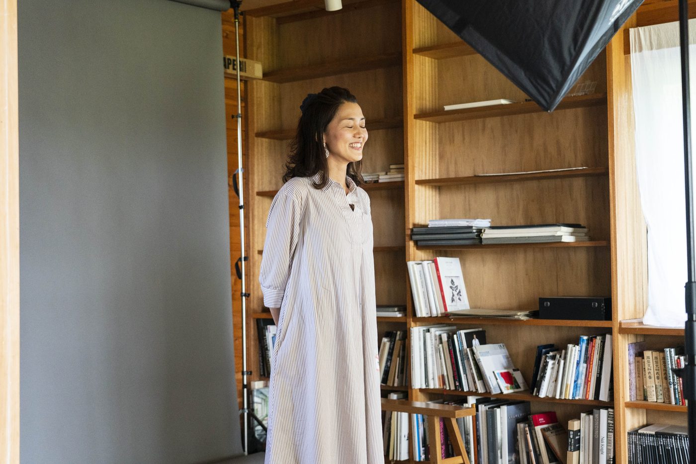 白いワンピースの女性のスタジオ撮影